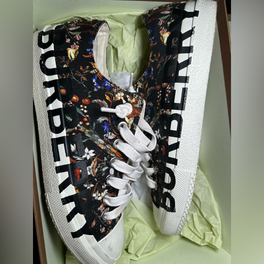 BURBERRY SNEAKERS EUROPEAN 40 A:LF LARKHALL L FLOWER: